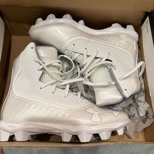 NWT Under Armour Youth Football Cleats Sz 4